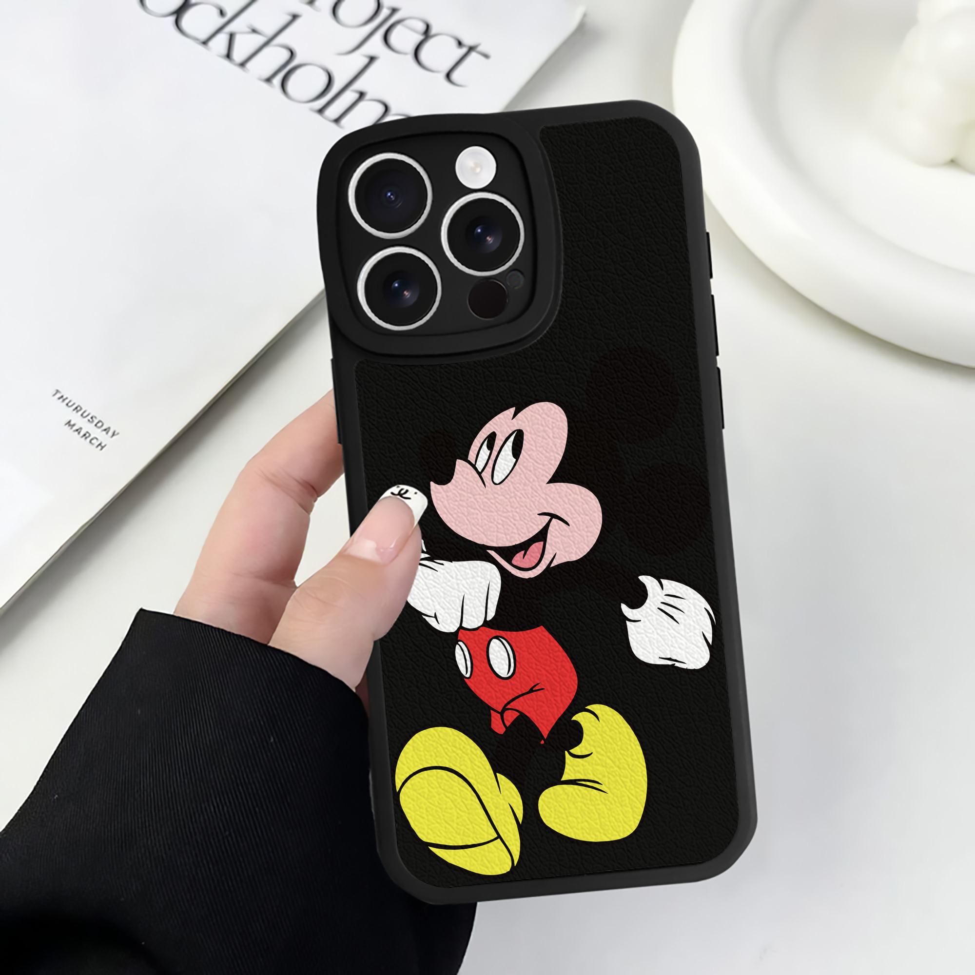 （画像用） ミッキーマウス Mickey Mouse 【iPhone 16シリーズ対応】シリコンスマホケース（レザー調） 材質：シリコン